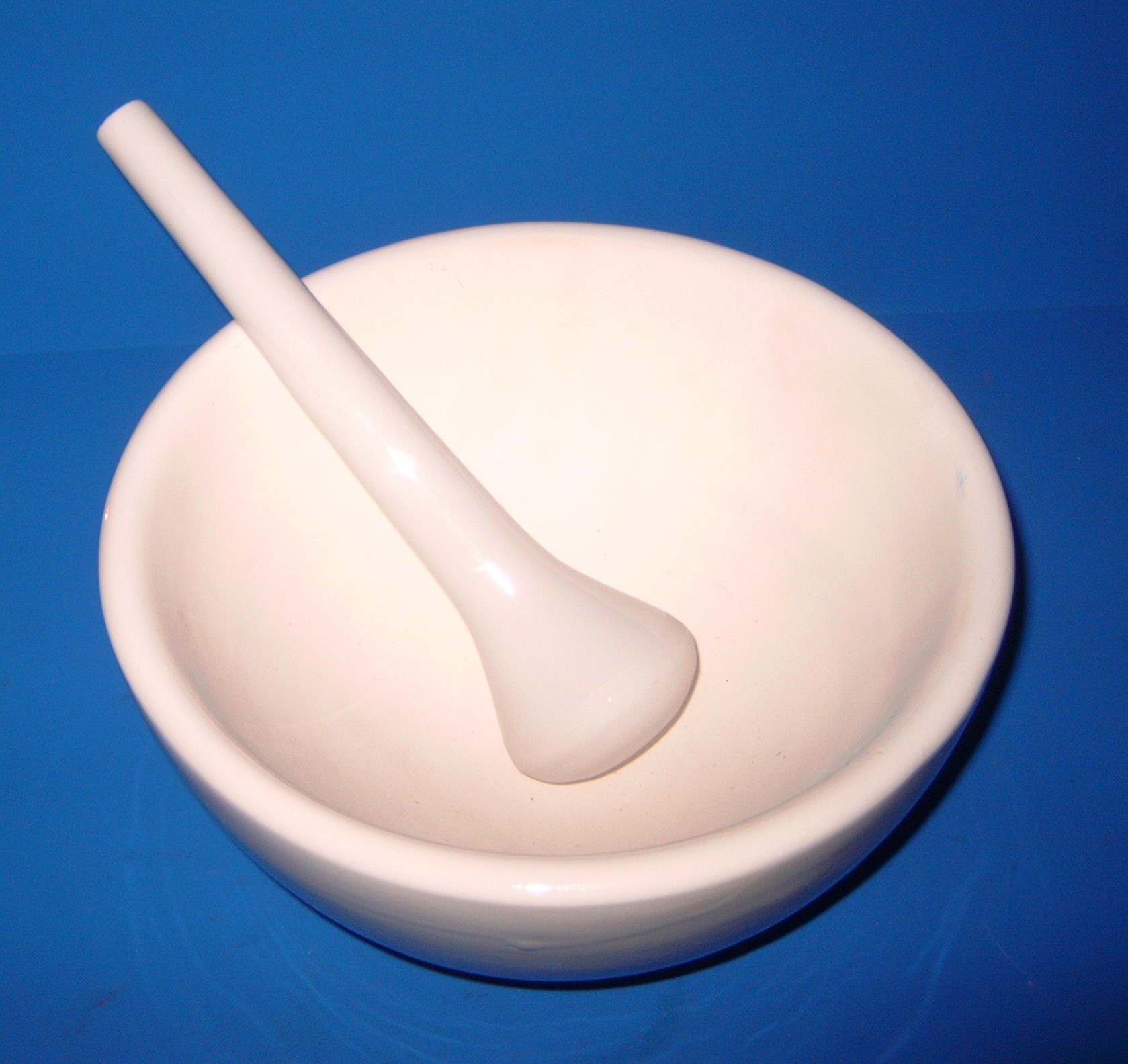 Mortier et pilon en porcelaine